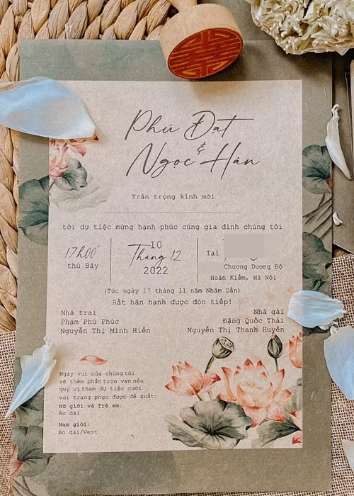 Thiệp cưới của Ngọc Hân hé lộ người đẹp tổ chức hôn lễ vào ngày 10/12. Khách mời nữ giới và trẻ em được đề xuất mặc áo dài còn nam giới có thể mặc áo dài hoặc vest. Ảnh: FBNV