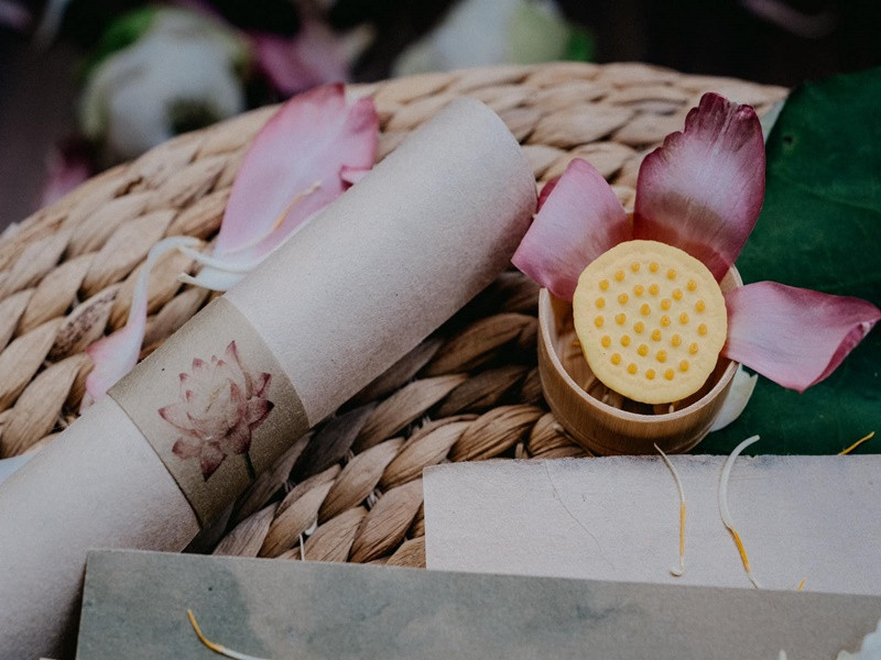 Vì ý tưởng về bộ thiệp độc đáo và khác biệt nên không đơn vị nào dám nhận thi công trọn gói thế nên Ngọc Hân - Phú Đạt cùng ê-kíp đã kỳ công làm từng công đoạn một. Ảnh: FBNV