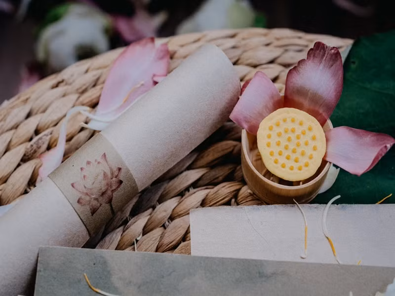 Vì ý tưởng về bộ thiệp độc đáo và khác biệt nên không đơn vị nào dám nhận thi công trọn gói thế nên Ngọc Hân - Phú Đạt cùng ê-kíp đã kỳ công làm từng công đoạn một. Ảnh: FBNV