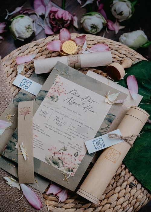 Phải qua rất nhiều lần thử nghiệm, Ngọc Hân mới tìm ra được thông số chuẩn để tiến hành in ấn hàng loạt. Ngoài ra, vì được làm toàn bộ bằng thủ công nên mỗi bộ thiệp lại có màu sắc, đậm nhạt khác nhau. Đến chiếc nơ thắt vào thiệp cũng mang những nét riêng. Theo Ngọc Hân, giấy dó, ống tre đều là những vật liệu thân thiện môi trường nên đây cũng là lý do cô ưu ái lựa chọn. Sau khi nhận thiệp, khách mời có thể dùng ống tre để đựng trà hay cho trẻ nhỏ đựng kẹo. Ảnh: FBNV