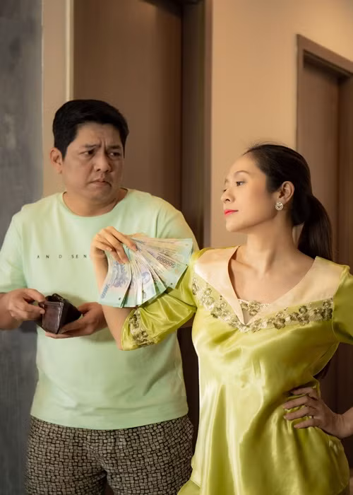 Nam đạo diễn làm bao nhiêu tiền đều đưa vợ giữ.