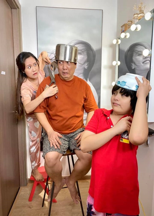 Cặp đôi cùng con trai đầu lòng tạo dáng hài hước trước khi cắt tóc.