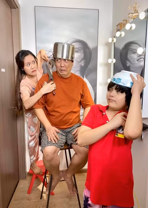 Cặp đôi cùng con trai đầu lòng tạo dáng hài hước trước khi cắt tóc.