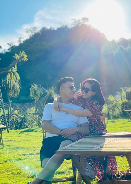 Hồng Đăng có nhiều hành động ngôn tình dành cho Anh Đào. Theo nam diễn viên, anh thường đột xuất lãng mạn với vợ để vợ vui.