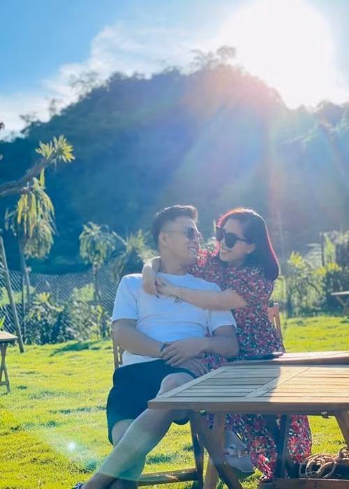 Hồng Đăng có nhiều hành động ngôn tình dành cho Anh Đào. Theo nam diễn viên, anh thường đột xuất lãng mạn với vợ để vợ vui.