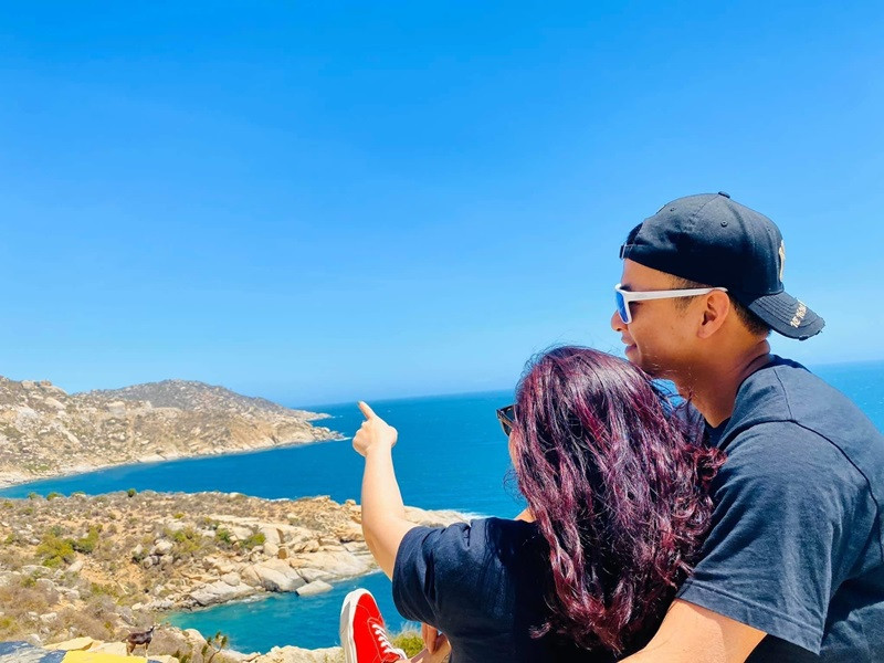 “Có khi chẳng là ngày gì, tôi vẫn muốn hai vợ chồng cùng đi spa, mua trang sức, mua túi xách”, nam diễn viên tâm sự trong cuộc phỏng vấn với Dân Trí.