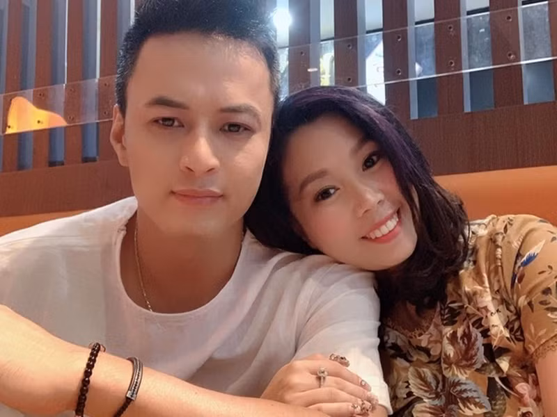 Năm 2019, khi một nữ khách hàng review 0 điểm cho quán chè của vợ, Hồng Đăng rất bức xúc. Nam diễn viên cho rằng vợ bị chơi xấu và dùng lời lẽ nặng nề với nữ khách hàng chê quán chè của vợ. Hành động này của Hồng Đăng nhanh chóng gây tranh cãi. Nhiều người cho rằng anh bênh vợ đến mất kiểm soát lời nói.