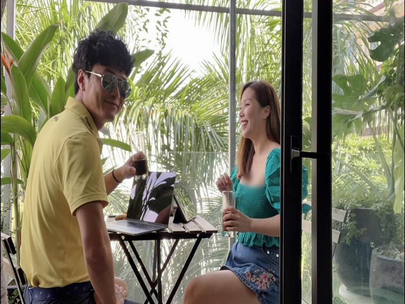 “Bạn hỏi tôi có tự ti không? Chắc chắn có. Là diễn viên anh ấy thường xuyên tham dự các sự kiện, quần áo phải sang trọng, đẹp và lịch lãm, đi cùng với nhiều bạn diễn cũng rất xinh đẹp. Về nhà, nhìn vợ mặc đồ thể thao, nhan sắc bình thường, nhiều khi tôi tự hỏi liệu chồng có chán mình không? Nhưng anh ấy vẫn động viên: “Anh thích em đời thường như thế. Quan trọng mình phải tự tin là luôn đẹp". Nghe vậy thấy ấm lòng và mọi cảm giác tự ti tự nhiên cũng tan biến”, Anh Đào chia sẻ trong cuộc phỏng vấn với Vietnamnet năm 2017.