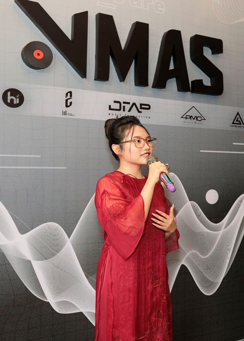 Phương Mỹ Chi tâm sự về quyết định lên chức CEO ở tuổi 19: “Chi không còn là cô bé dân ca 11 tuổi ngày nào với những suy nghĩ hồn nhiên, vô tư vô lo nữa. Chi đang ở độ tuổi phát triển và khám phá thế giới, chính vì thế Chi luôn đặt ra những “nấc thang” để tự mình chinh phục cho mỗi giai đoạn cuộc đời”. Ảnh: FBNV