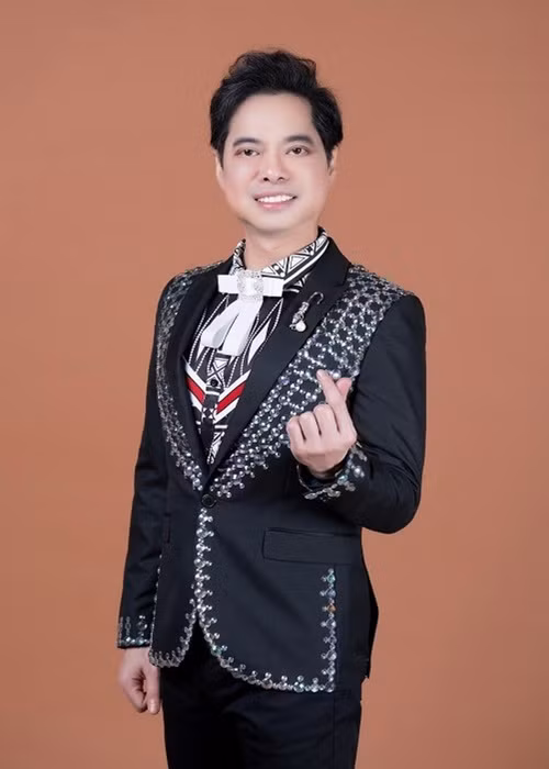 Theo Vietnamnet, có giai thoại, các bầu show phải ghi rõ "Ngọc Sơn phải đi diễn bằng xe Cadillac" khi ký hợp đồng vì hễ anh lái xe này đi diễn show nào là show đó cháy vé. Ảnh: Người lao động