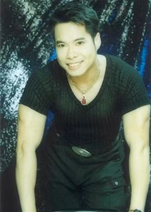 Tháng 3/2007, Ngọc Sơn đặt bút ký đơn xin hiến xác sau khi qua đời. "Tôi có thân xác, các sinh viên trường y cần xác người để thực tập thì hiến thôi. Cho tiền bạc làm từ thiện thì tôi làm nhiều rồi, giờ cho xác nó mới... độc", nam ca sĩ chia sẻ. Ảnh: Vietnamnet