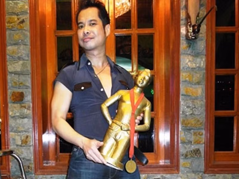 Hồi năm 2000, Ngọc Sơn mua 1.000 cây vàng để tự đúc tượng chính mình. “Tác phẩm nghệ thuật” này được nam ca sĩ cho đặt trước cửa nhà. Tuy nhiên, bức tượng vàng Ngọc Sơn đã bị chính quyền yêu cầu di rời. Ảnh: Đời sống pháp luật