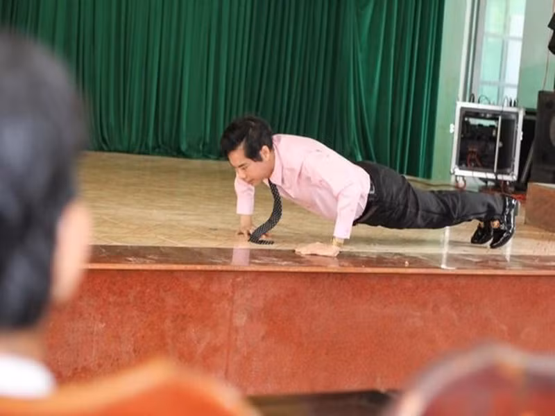 Ngọc Sơn mê thể thao. Anh chi đến 300 triệu để sửa phòng khách thành nơi chơi bóng bàn. Nam ca sĩ còn tranh thủ hít đất mọi lúc, mọi nơi để rèn luyện sức khỏe. Ảnh: Nhịp sống Việt