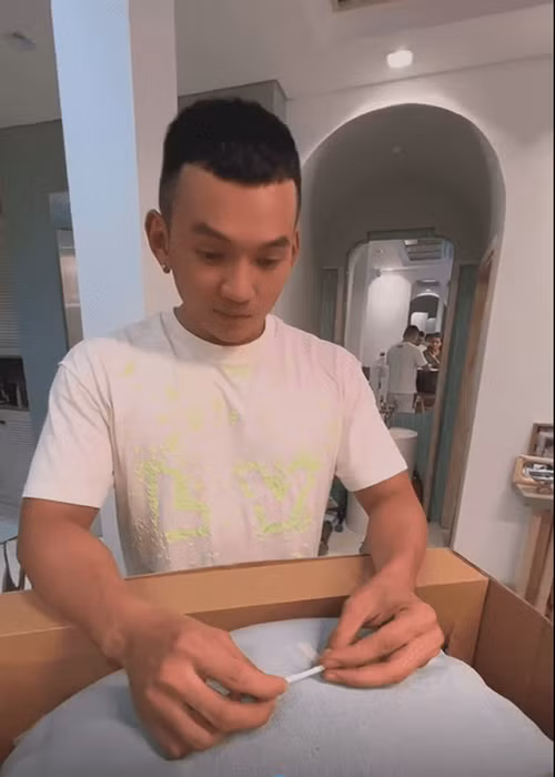 Đến tối ngày 27/11, Phương Trinh Jolie xác nhận tin vui bầu bí. Trên trang cá nhân, nữ ca sĩ chia sẻ clip về phản ứng của ông xã Lý Bình trước tin vợ mang thai. Ảnh: Bảo vệ công lý