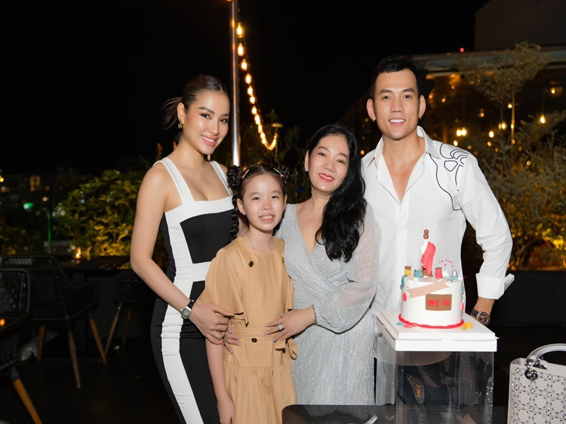 Lý Bình lẫn mẹ của nam diễn viên đều yêu thương bé Mia. Ảnh: FBNV
