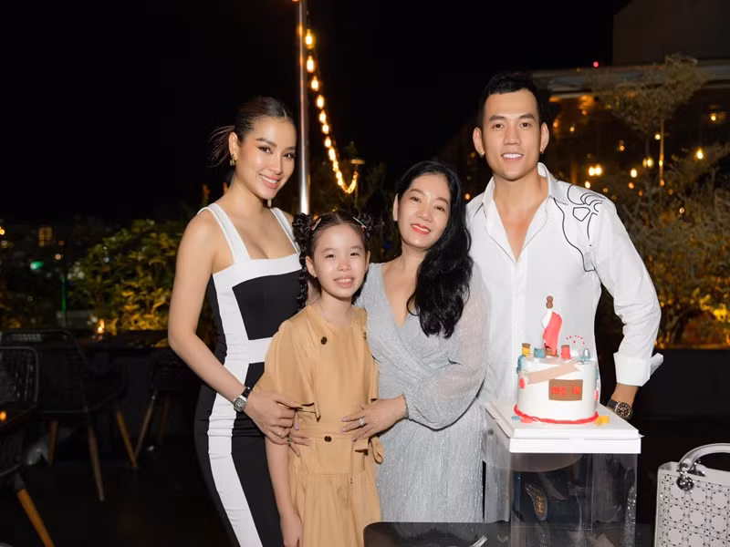 Lý Bình lẫn mẹ của nam diễn viên đều yêu thương bé Mia. Ảnh: FBNV