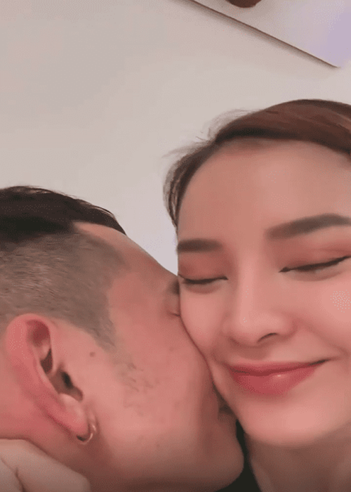 Cặp đôi trao nhau nụ hôn đầy tình tứ. Ảnh: Bảo vệ công lý