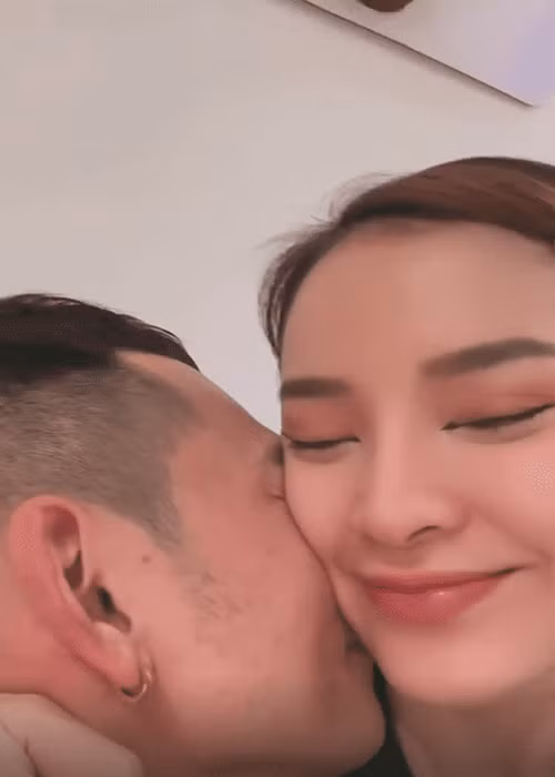 Cặp đôi trao nhau nụ hôn đầy tình tứ. Ảnh: Bảo vệ công lý