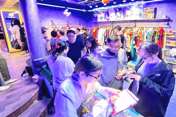 Trang phuc Halloween thue tien trieu, do binh dan chay hang