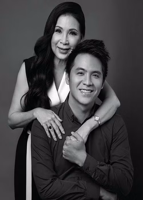 Vợ chồng nghệ sĩ Kim Xuân có một cậu con trai chung là ca sĩ Huy Luân. Ảnh: Tiền Phong