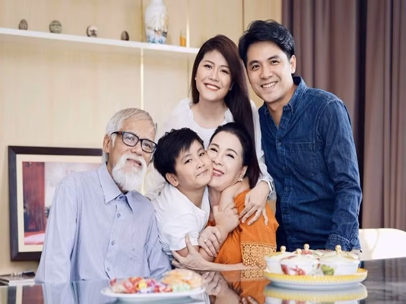 Theo An ninh thủ đô, bà Hà Phương của “Hạnh phúc máu” thú nhận, hôn nhân của bà cũng có lúc sóng gió. Tuy nhiên, vào những thời điểm khó khăn nhất, bà luôn nghĩ điều gì đã đưa cả hai đến bên và gắn bó với nhau. Ảnh: FBNV