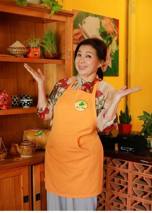 Hàng ngày nữ nghệ sĩ thư giãn bằng cách nghe nhạc, xem phim và nấu ăn. Ảnh: FBNV