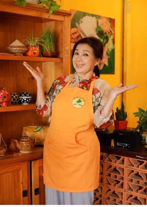 Hàng ngày nữ nghệ sĩ thư giãn bằng cách nghe nhạc, xem phim và nấu ăn. Ảnh: FBNV