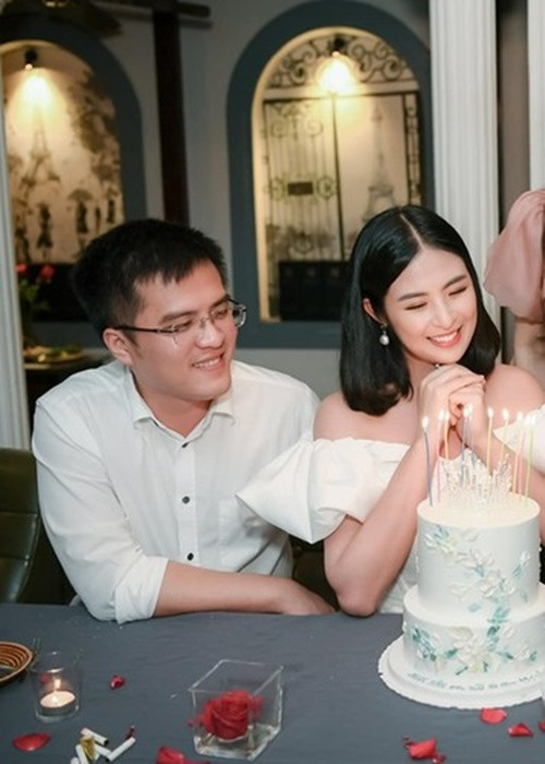 Ngọc Hân tự lên ý tưởng và thiết kế trang phục trong lễ ăn hỏi và tiệc cưới.