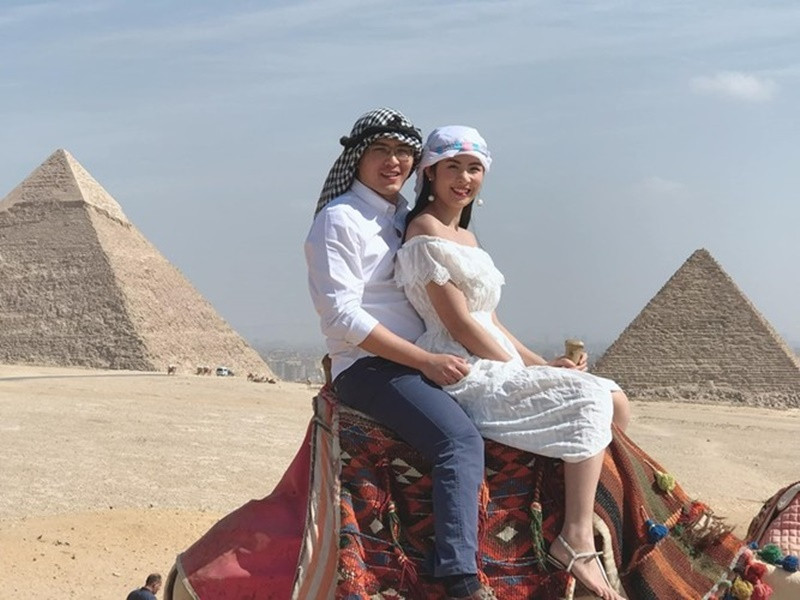 Ngọc Hân và Phú Đạt lần đầu gặp nhau vào năm 2011 tại Ai Cập. Cả hai từng chia tay đến năm 2017 mới tái hợp. Trong cuộc phỏng vấn với VOV, Ngọc Hân cho biết, Phú Đạt chẳng phải đại gia, thiếu gia nhưng lần đầu tiên gặp, cô bị ấn tượng bởi sự thông minh, hóm hỉnh. Người đẹp vẫn nhớ ngày tình cờ gặp lại sau một thời gian dài xa cách, cả hai nói chuyện rất hợp, có thể chia sẻ tất cả mọi góc cạnh trong cuộc sống, từ công việc đến tình cảm, gia đình. “Tôi bỗng nhận ra, anh ấy cũng giống mình, đã luôn cố gắng rất nhiều để có được thành quả như bây giờ. Khi quay lại với nhau, tôi có niềm tin rằng cả hai có thể cùng nhau phát triển để cùng đi đến tương lai”, Ngọc Hân trải lòng.