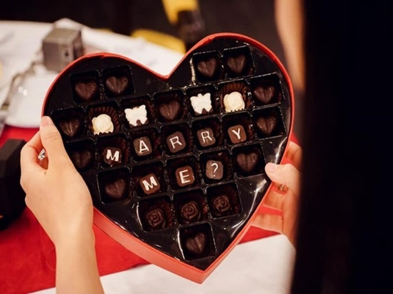 Ngọc Hân còn cho biết, Phú Đạt từng không biết đeo nhẫn vào bên tay nào của cô. Điều khiến người đẹp cảm động nhất là món quà socola Phú Đạt tự tay làm. "Một sự thật sốc nữa là cho đến hôm nay - sau ba năm tôi vẫn giữ hộp socola ấy còn nguyên vẹn", người đẹp bật mí.