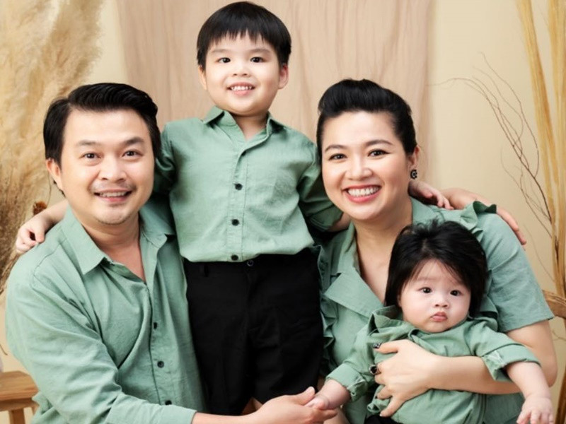 Từ khi có con, Tuấn Khải trở nên tươi trẻ, trưởng thành hơn. Có hôm, nam diễn viên trì hoãn công việc để có thêm thời gian với con.