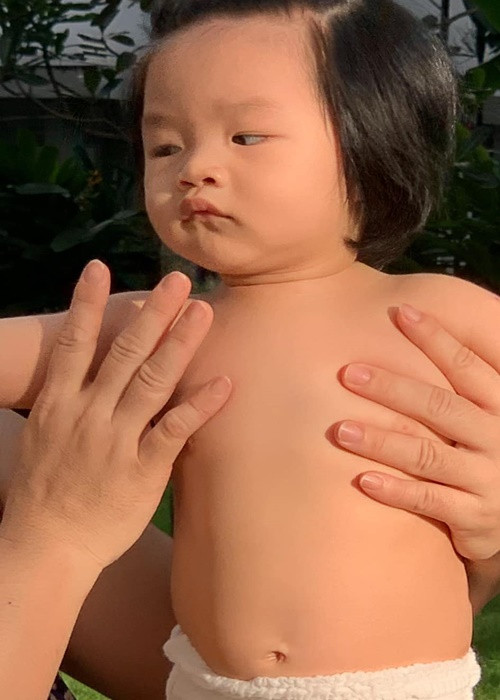 Con trai thứ hai của Lê Khánh có nhiều khoảnh khắc đáng yêu.