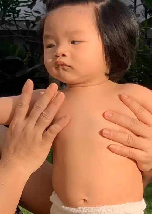 Con trai thứ hai của Lê Khánh có nhiều khoảnh khắc đáng yêu.