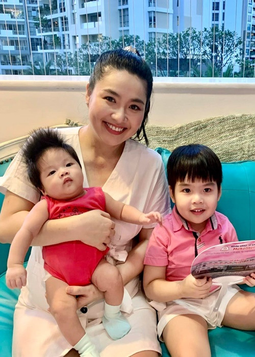 "Ngày xưa mẹ bế mình trên tay đi chơi, mọi người nhìn cũng không biết là con trai hay con gái vì tóc dài, da trắng, môi đỏ..., giống hệt Tuấn Khang bây giờ", ông xã Lê Khánh chia sẻ.