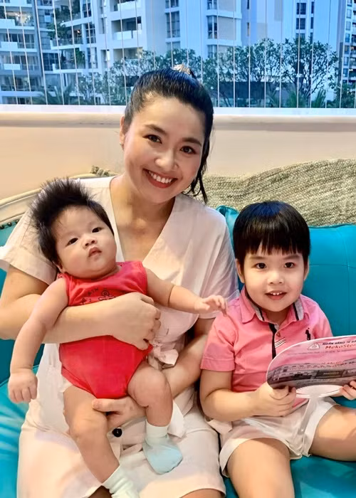 "Ngày xưa mẹ bế mình trên tay đi chơi, mọi người nhìn cũng không biết là con trai hay con gái vì tóc dài, da trắng, môi đỏ..., giống hệt Tuấn Khang bây giờ", ông xã Lê Khánh chia sẻ.