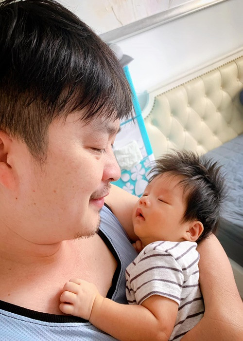 Tháng 12/2021, Lê Khánh sinh con trai thứ hai. Vợ chồng nữ diễn viên đặt tên cậu quý tử là Tuấn Kha.