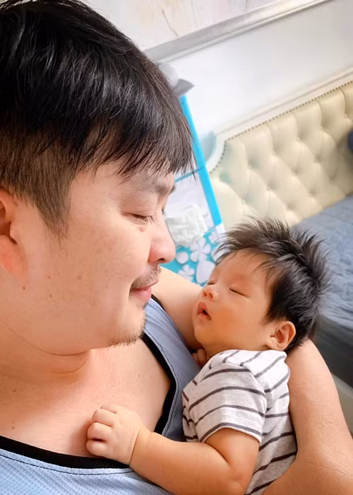 Tháng 12/2021, Lê Khánh sinh con trai thứ hai. Vợ chồng nữ diễn viên đặt tên cậu quý tử là Tuấn Kha.