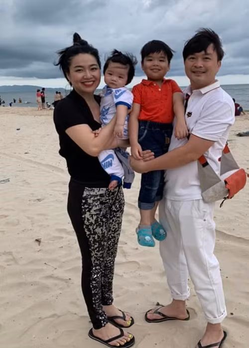 Tuấn Khải luôn đồng hành cùng vợ trong việc chăm sóc con cái.