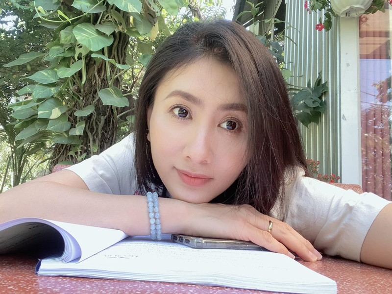 "…Chồng tôi ghen với Ngọc Thuận, nằm trằn trọc tới sáng, phải chở tôi tới tận trường quay để canh. Đoàn phim hẹn 6h mà mới 5 rưỡi đã chở tôi tới trường quay rồi. Chồng tôi ấm ức, nhưng vẫn chở đi quay, cho ăn sáng đàng hoàng. Ăn sáng xong, chồng tôi mới bắt đầu kể ra, rồi trách: "Mấy người nhắn tin cho nhau mà giấu tôi". Tôi đã giải thích là đang đóng phim rồi, nhưng cứ ghen thôi", Nguyệt Ánh nói. Ảnh: FBNV