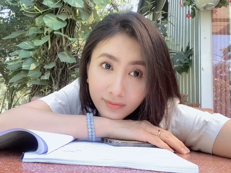 "…Chồng tôi ghen với Ngọc Thuận, nằm trằn trọc tới sáng, phải chở tôi tới tận trường quay để canh. Đoàn phim hẹn 6h mà mới 5 rưỡi đã chở tôi tới trường quay rồi. Chồng tôi ấm ức, nhưng vẫn chở đi quay, cho ăn sáng đàng hoàng. Ăn sáng xong, chồng tôi mới bắt đầu kể ra, rồi trách: "Mấy người nhắn tin cho nhau mà giấu tôi". Tôi đã giải thích là đang đóng phim rồi, nhưng cứ ghen thôi", Nguyệt Ánh nói. Ảnh: FBNV