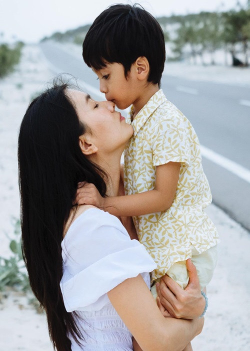 Nguyệt Ánh từng bị trầm cảm, thậm chí nảy sinh ý định tự tử khi nuôi con trong một gia đình nhiều thế hệ, có sự khác biệt về văn hóa. Ảnh: FBNV