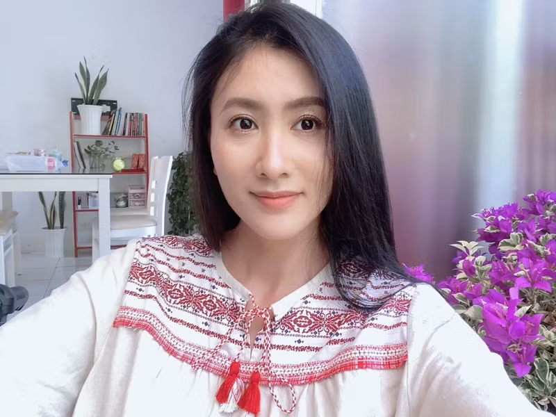 Năm 2020, trên clip quay lại cảnh hậu trường một bộ phim, Ngọc Thuận than phiền về việc Nguyệt Ánh mang chồng tới trường quay. Nguyệt Ánh phân trần: “Tự nhiên hôm qua tôi đi ngủ trước, chồng tôi ngủ sau lén coi điện thoại tôi thì thấy tin nhắn của nhân viên thiết kế gửi vào Zalo, nhưng hình nền lại là Ngọc Thuận, nên tưởng tôi và Ngọc Thuận nhắn tin cho nhau.Thế là chồng tôi ngủ mơ thấy cảnh tôi và Ngọc Thuận hẹn hò với nhau, nên giật mình tỉnh giấc…". Ảnh: FBNV