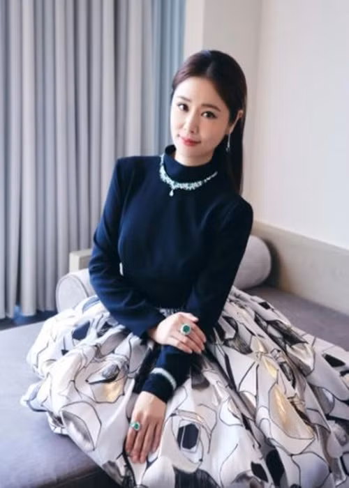 Ảnh chỉnh sửa giúp nữ diễn viên che giấu gương mặt bóng dầu, cứng đờ thiếu tự nhiên. Ảnh: Dân Trí