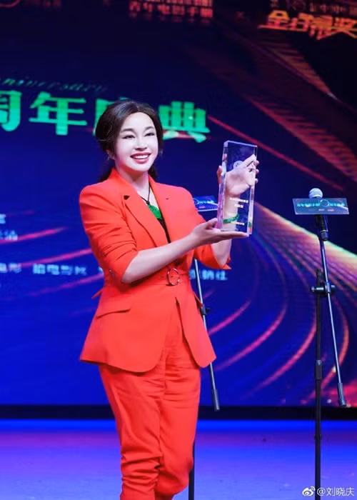 Những nếp nhăn không còn hiện rõ trên gương mặt của Lưu Hiểu Khánh qua ảnh được chỉnh sửa. Ảnh: Sức khỏe và đời sống