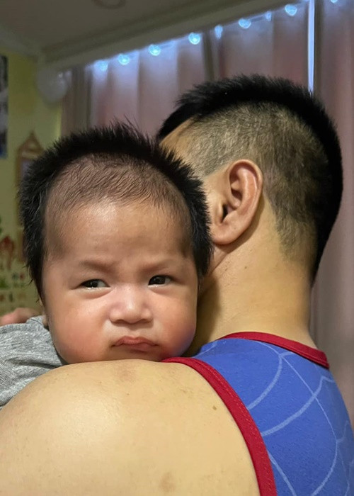 Con trai Tự Long tên Bách, có nhiều biểu cảm đáng yêu.