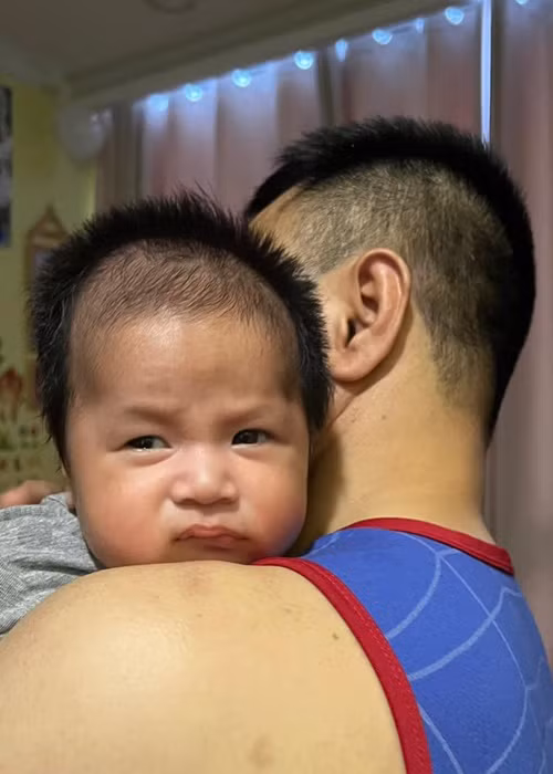 Con trai Tự Long tên Bách, có nhiều biểu cảm đáng yêu.