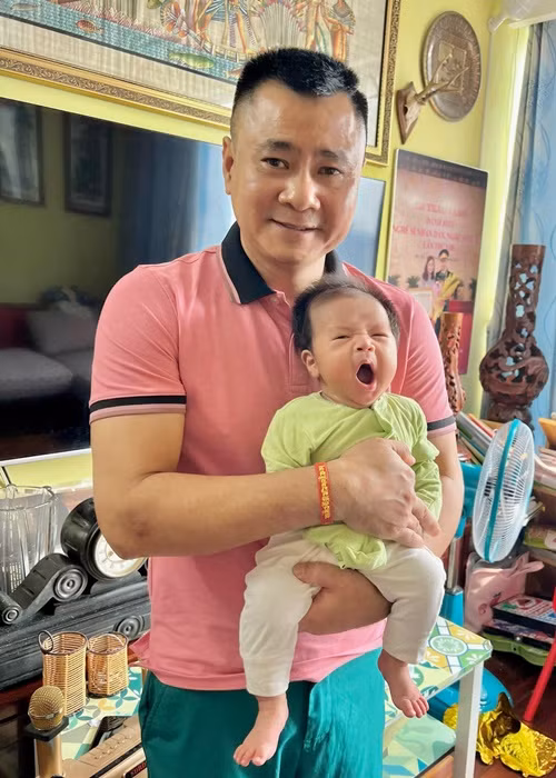 Bé Bách được nhiều người nhận xét là bản sao nhí của Tự Long.