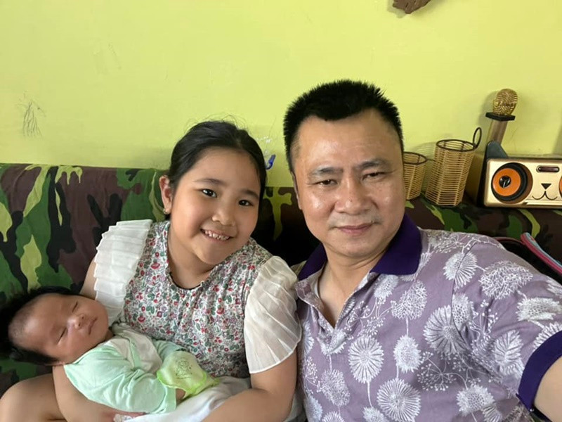 Minh Thu và Minh Châu - hai con gái của Tự Long rất yêu thương bé Bách.