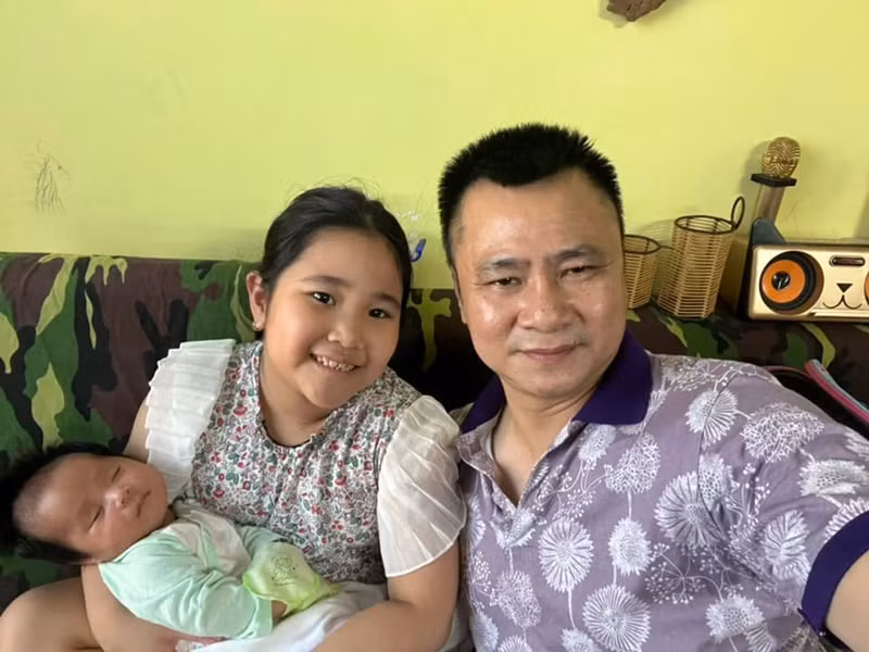 Minh Thu và Minh Châu - hai con gái của Tự Long rất yêu thương bé Bách.