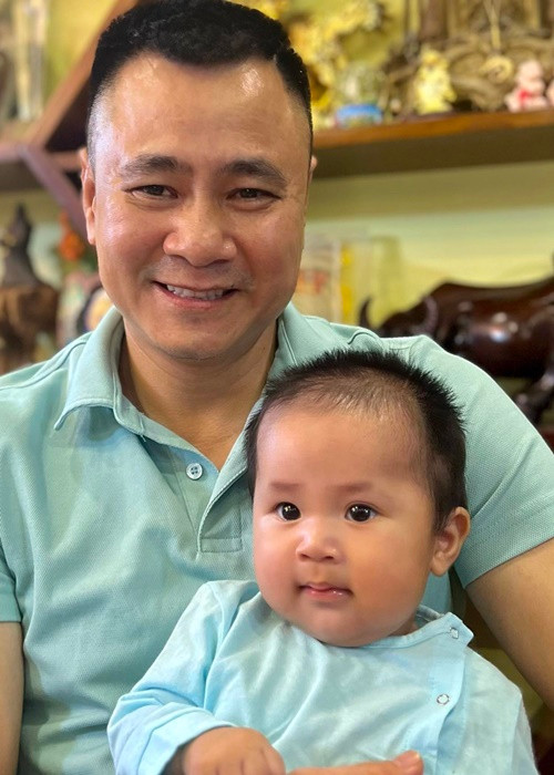 Nam nghệ sĩ hài thường xuyên phụ giúp bà xã chăm sóc cậu con trai nhỏ.